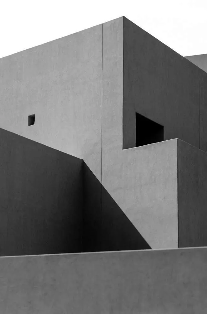 Façade d’immeuble de bureaux en contre-plongée, la nuit